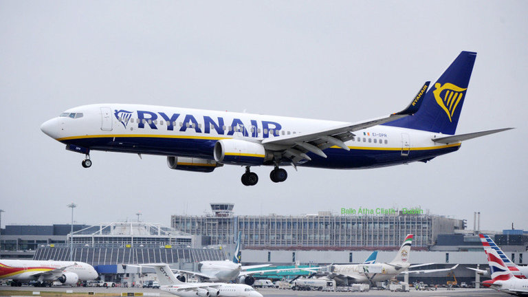Fotografía de archivo de un avión de la aerolínea Ryanair, en el aeropuerto de Dublin. EFE