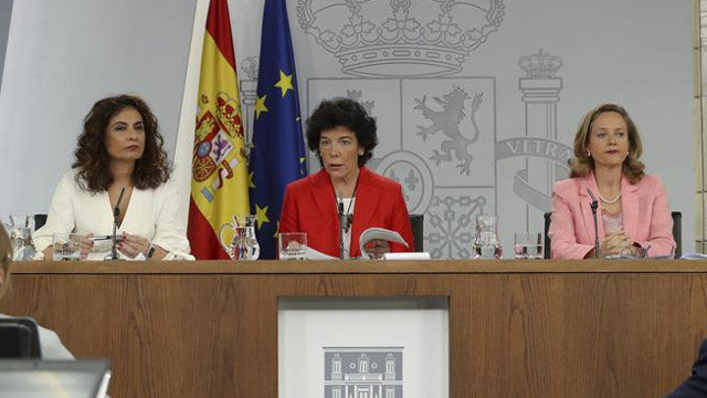 María Jesús Montero, Isabel Celaá y Nadia Calviño. BALLESTEROS (EFE)