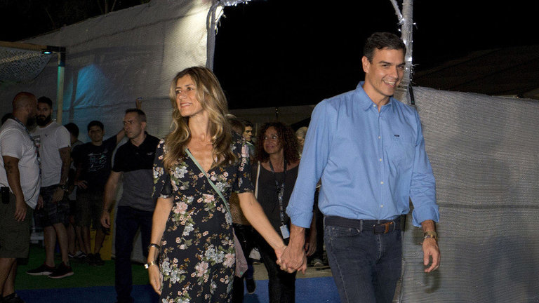 El presidente del Gobierno, Pedro Sánchez, y su esposa a su llegada al concierto de The Killers. DOMENECH CASTELLÓ (EFE)