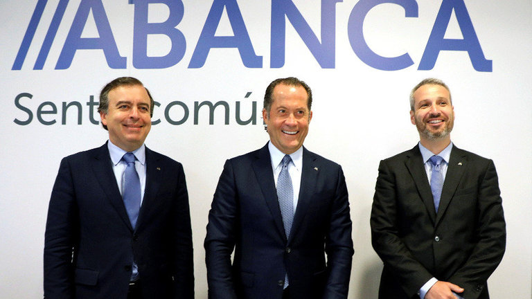 Francisco Botas, Juan Carlos Escotet y Alberto de Francisco, en la presentación de los resultados de Abanca del primer semestre de 2018. EFE