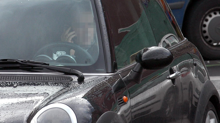 Un hombre habla por su teléfono móvil al volante. AEP