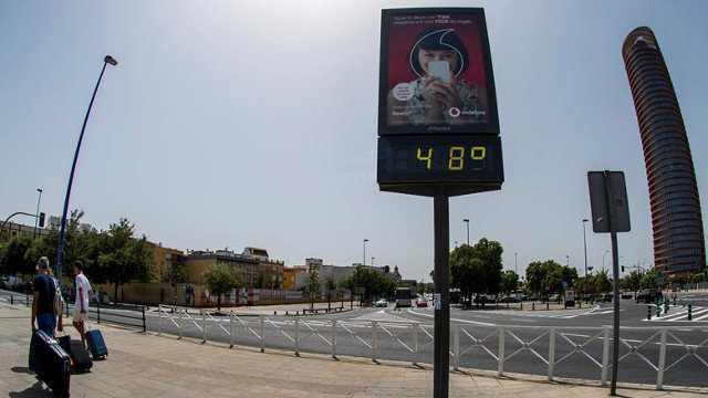 Foto de arquivo dun termómetro que marca 48 grados en Sevilla. RAÚL CARO