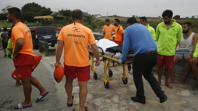 Los servicios de emergencias retiran el cuerpo del hombre fallecido en Barreiros. AMA