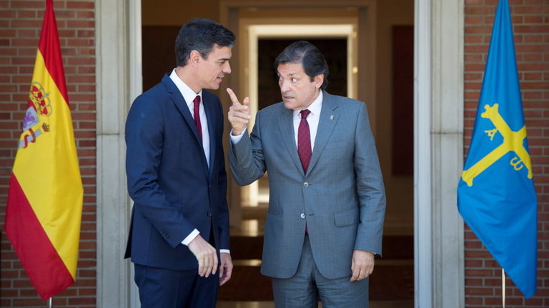 Sánchez con Javier Fernández. EFE