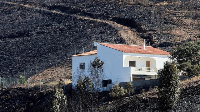 Una casa, en medio de la devastación en el Algarve. LUIS FORRA