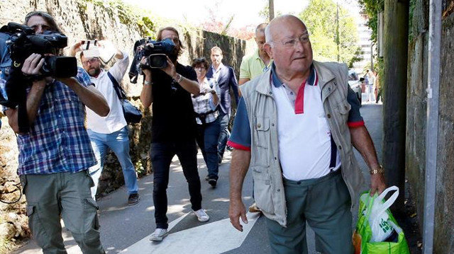 El histórico narcotraficante Manuel Charlín, a su salida del juzgado después de ser puesto en libertad con cargos. SALVADOR SAS (EFE)