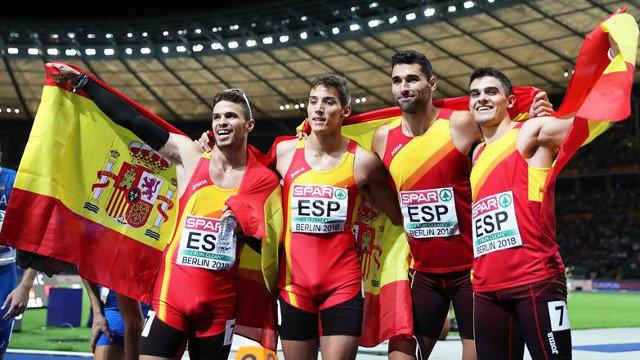 Los atletas españoles, tras ganar el bronce en 4x400 en el Europeo. SRDJAN SUKI (EFE)