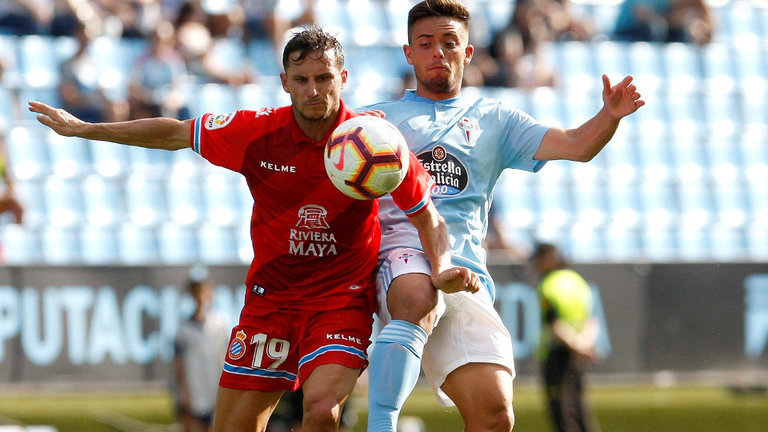 El centrocampista del Celta de Vigo Fran Beltrán (d), pugna por un balón con el centrocampista argentino del Espanyol Pablo Piatti . EFE (SALVADOR SAS)