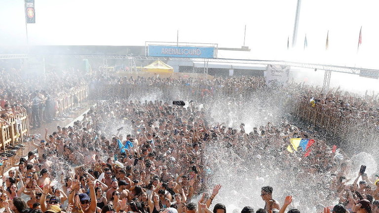 Multitud de personas en el Festival Arenal Sound de Burriana (Castellón). DOMENECH CASTELLÓ (EFE)