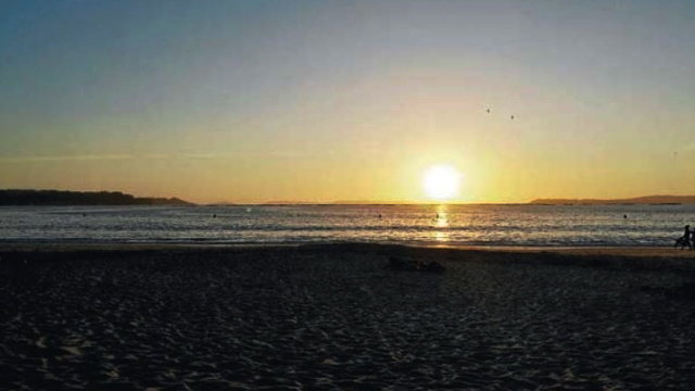 Puesta de sol en la ría de Pontevedra desde la playa de Lapamán. TINTÍN