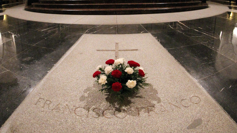 Sepulcro de Franco, ubicado en la basílica del Valle de los Caídos. JAVIER LIZÓN (EFE)