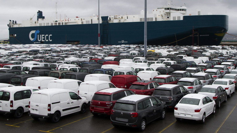Vehículos a la espera de ser cargados en un buque en Vigo. AEP