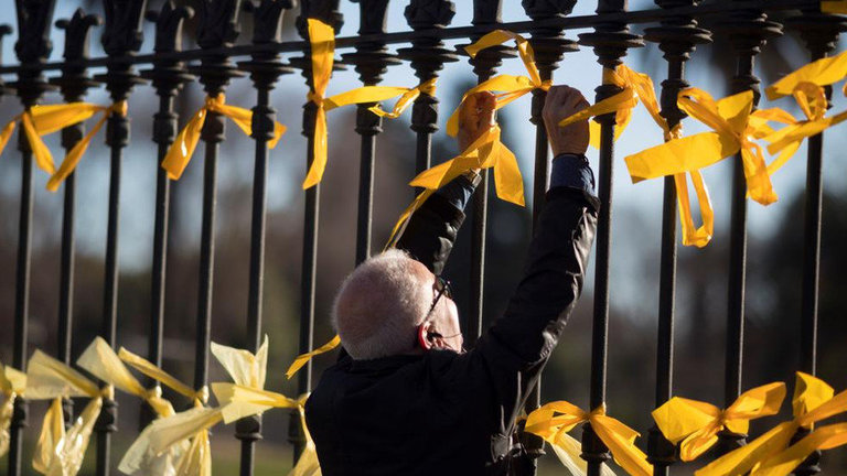 Lazos amarillos colgados en la verja del Parlament de Catalunya. MARTA PÉREZ (EFE)