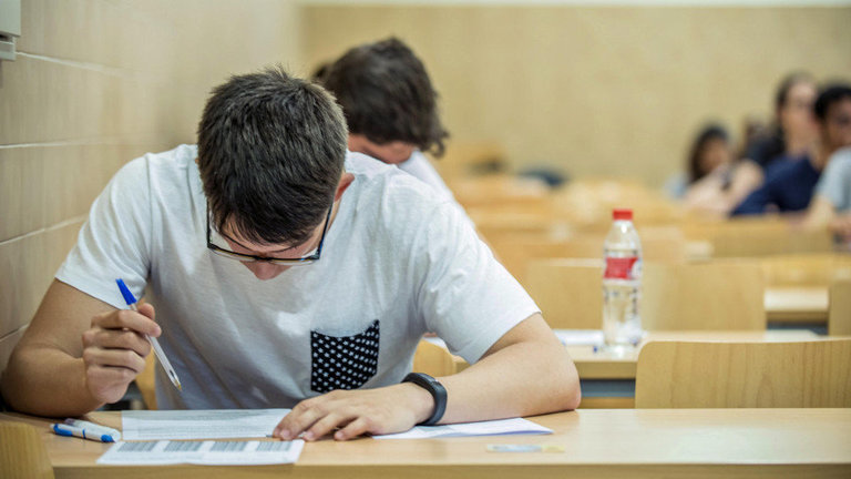 Estudiantes universitarios durante un examen. AEP
