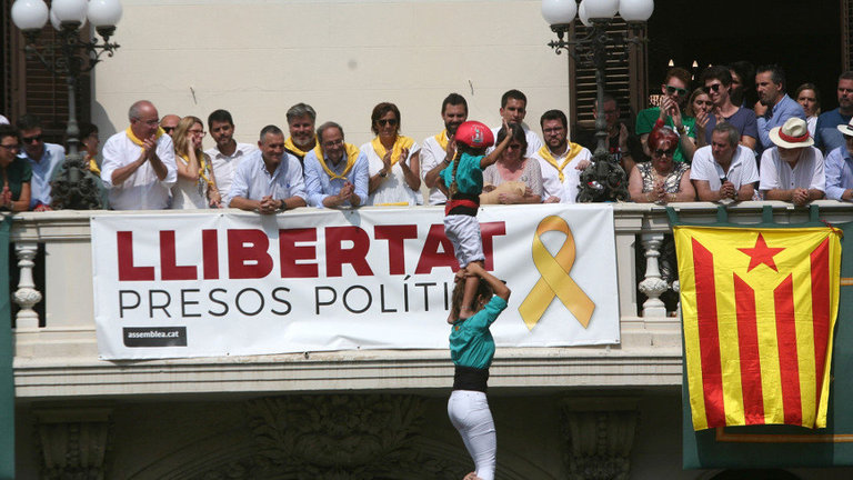Quim Torra durante la fiesta Mayor de Vilafranca del Penedès en el balcón del ayuntamiento. JAUME SELLART (EFE)