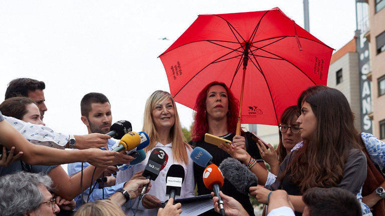 La secretaria general del sindicato Organización de Trabajadoras Sexuales (Otras), Concha Borrell (i), junto a la miembro de dicho sindicato Sabrina Sánchez (d). ALEJANDRO GARCÍA (EFE)