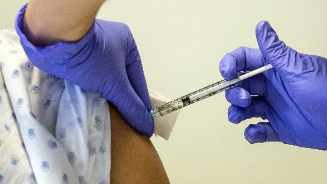 Una enfermera inyecta una vacuna. AEP