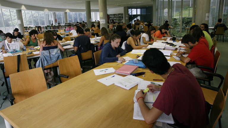 Alumnos estudiando en una biblioteca. XESÚS PONTE