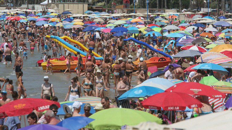 Numerosas personas en la Playa de Levante de Salou. JAUME SELLART (EFE)