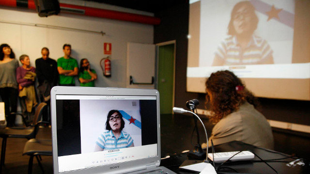 María Osório interviniendo por videoconferencia en un acto antes de ser detenido. AEP