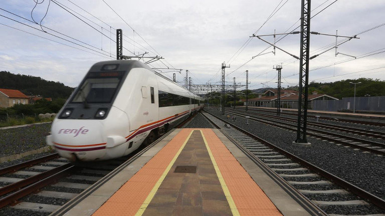 Imagen de un tren entrando en la estación de Pontevedra. ARCHIVO