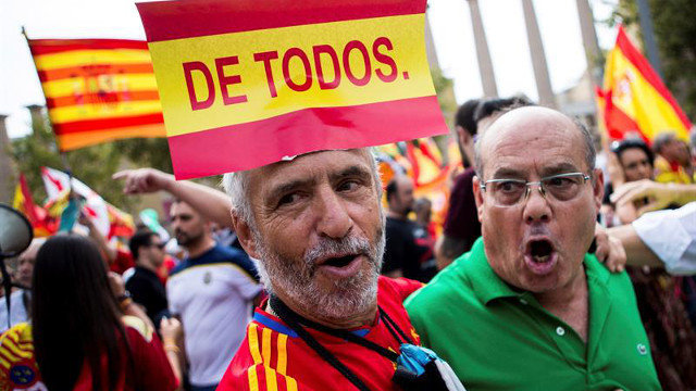 Un instante de la marcha por la unidad de España que se ha celebrado en Barcelona ENRIC FONTCUBERTA