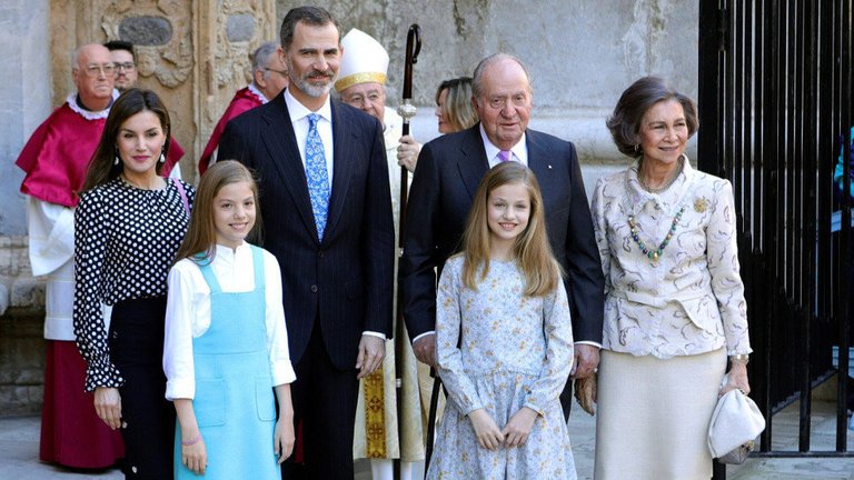 Los reyes Felipe y Letizia, sus hijas, la princesa Leonor y la infanta Sofía, y los reyes don Juan Carlos y doña Sofía, en la misa de Domingo de Resurrección en la Catedral de Mallorca. LLITERES (EFE)