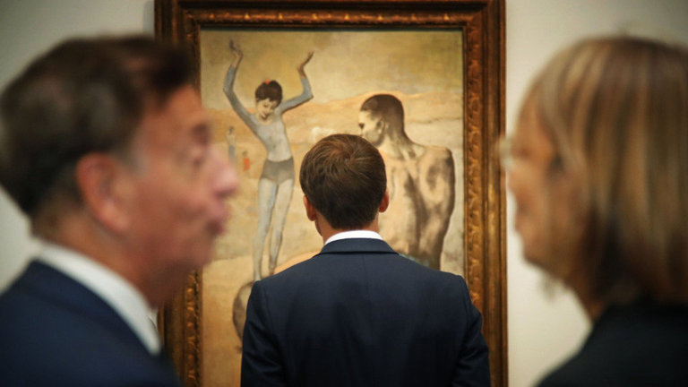 El presidente Macron, ante un cuadro en la inauguración de Picasso. Azul y rosa. CHARLES PLATIAU (EFE)