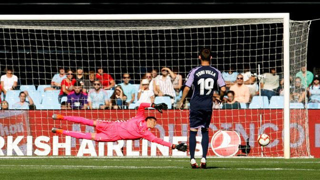 El portero del Celta encaja el tercer gol del Valladolid. SALVADOR SAS (EFE)
