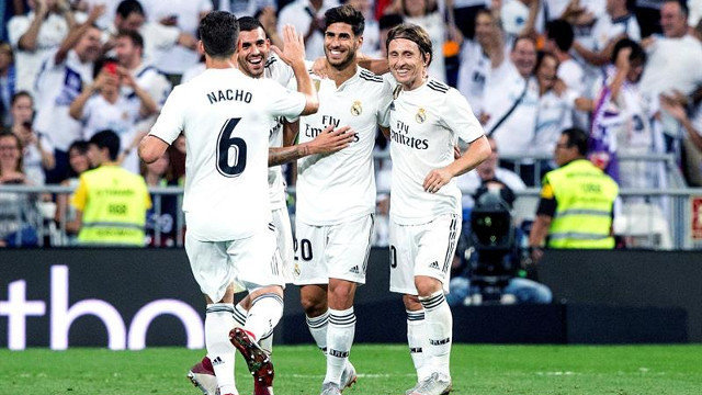 Los jugadores del Real Madrid celebran el gol de Asensio. RODRIGO JIMÉNEZ (EFE)
