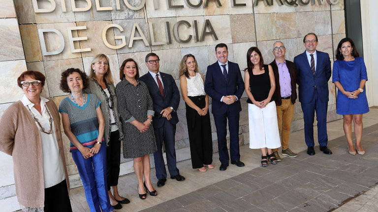 El conselleiro de Cultura, Román Rodríguez, con los miembros del jurado. EP
