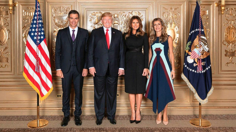 Pedro Sánchez, Donald Trump, Melania Trump e Begoña Gómez na recepción ofrecida polo mandatario norteamericano aos líderes asistentes á Asemblea Xeral de Nacións Unidas. CASA BRANCA