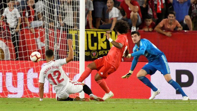 André Silva marca el segundo gol del Sevilla ante el Real Madrid. RAÚL CARO (EFE)