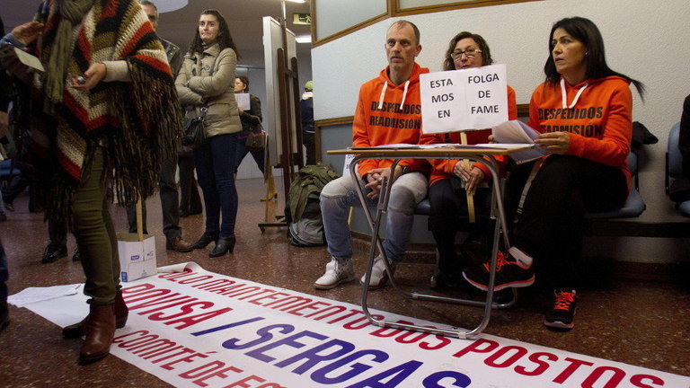 Tres trabajadores protestan por los despidos en el Povisa, en 2015. AEP