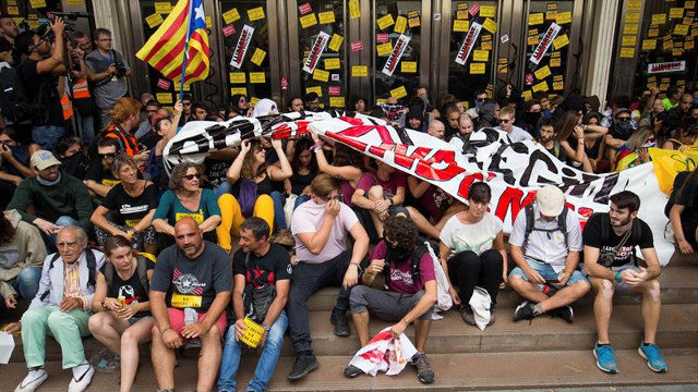 Protestas en Barcelona por el 1-O. ENRIC FONCUBERTA (EFE)