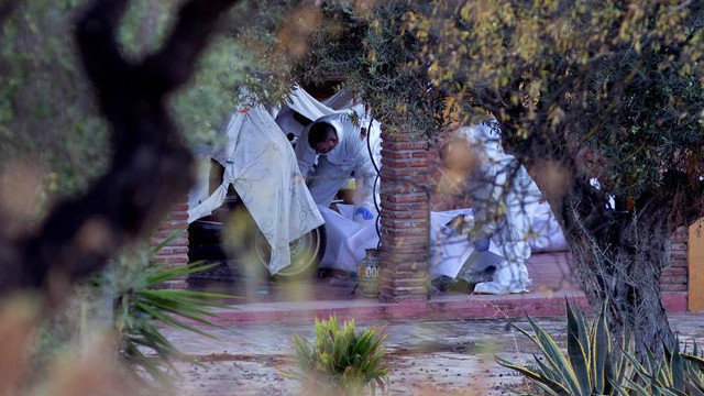 Miembros de la Policía Científica revisan el lugar donde han aparecido tres cadáveres en una casa de la localidad malagueña de Coín. DANIEL PÉREZ (EFE) 