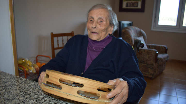 Concha Pichel, de Vilar, con la pandereta que aún le gusta tocar. B.P. (la abuela de Galicia, de Silleda)