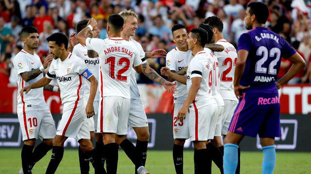 El Sevilla celebra el gol de Ben Yedder. JULIO MUÑOZ (EFE)