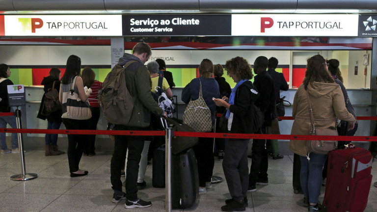 Mostrador de TAP en el aeropuerto de Lisboa. AEP