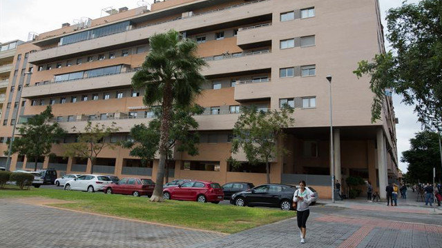 Vista general del edificio de Málaga desde donde se tiró el hombre con la menor. CARLOS DÍAZ (EFE)