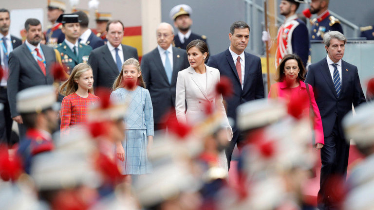 La princesa Leonor, la infanta Sofía, la reina Letizia y Pedro Sánchez. JUANJO MARTÍN