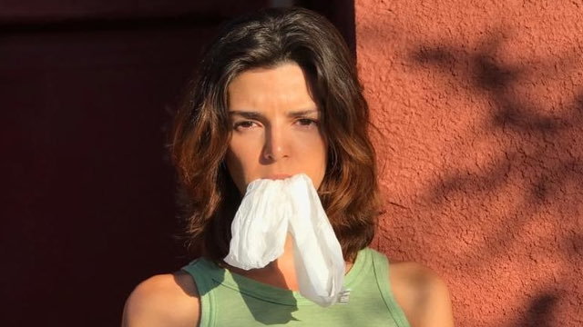 La actriz Clara Lago muerde una bolsa de plástico como parte del reto #YoElijoPlaneta. INSTAGRAM
