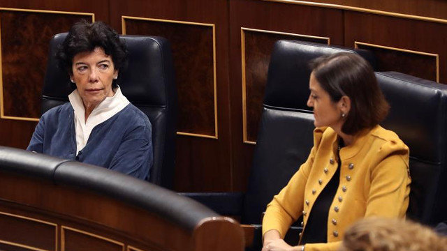 La ministra de Educación, Isabel Celaá (izquierda, en el Congreso. BALLESTEROS (EFE)