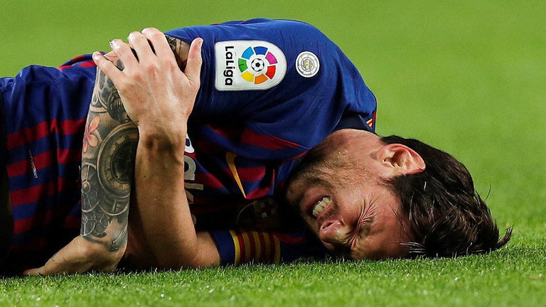 Momento en el que Messi cae al suelo al sufrir la lesión en el codo. ALEJANDRO GARCÍA (EFE)