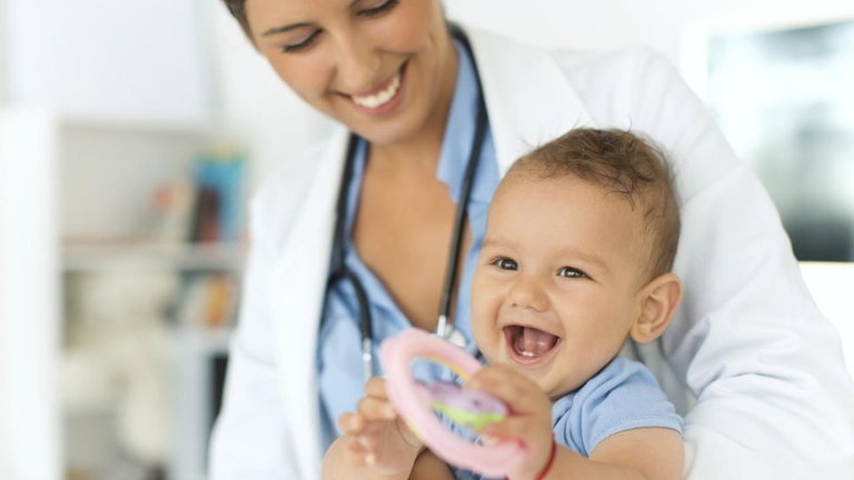 Una pediatra con un bebé. AEP