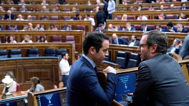 Teodoro García Egea (i) conversa con Javier Maroto en el pleno del Congreso. EFE
