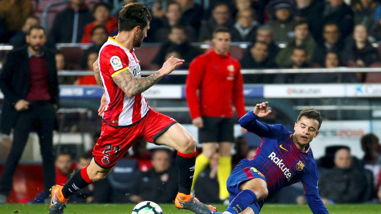 Planas y Coutinho pugnan por un balón en el Barça-Girona disputado en el Camp Nou la pasada temporada. ENRIC FONTCUBERTA (EFE)