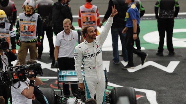 Lewis Hamilton hace el signo de la victoria. EFE