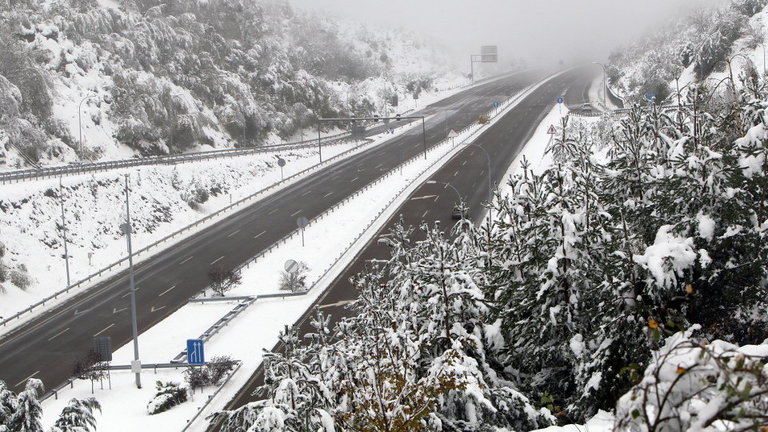 La nieve afectó a las carreteras. XESÚS PONTE