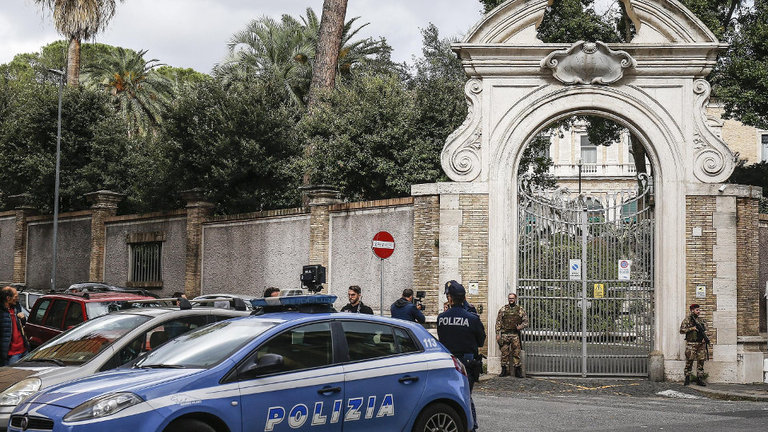 La policía italiana montan guardia en la entrada de la nunciatura apostólica de la Santa Sede en Roma, donde fueron hallados huesos humanos bajo el suelo de la embajada.FABIO FRUSTACI (Efe)